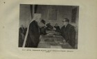 Декан (ректор) Дебреценской Академии вручает Митрополиту Николаю докторский диплом